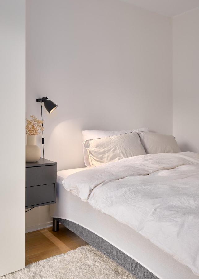 Stylish 2-br Retreat In Heart Of Vibrant Lägenhet *