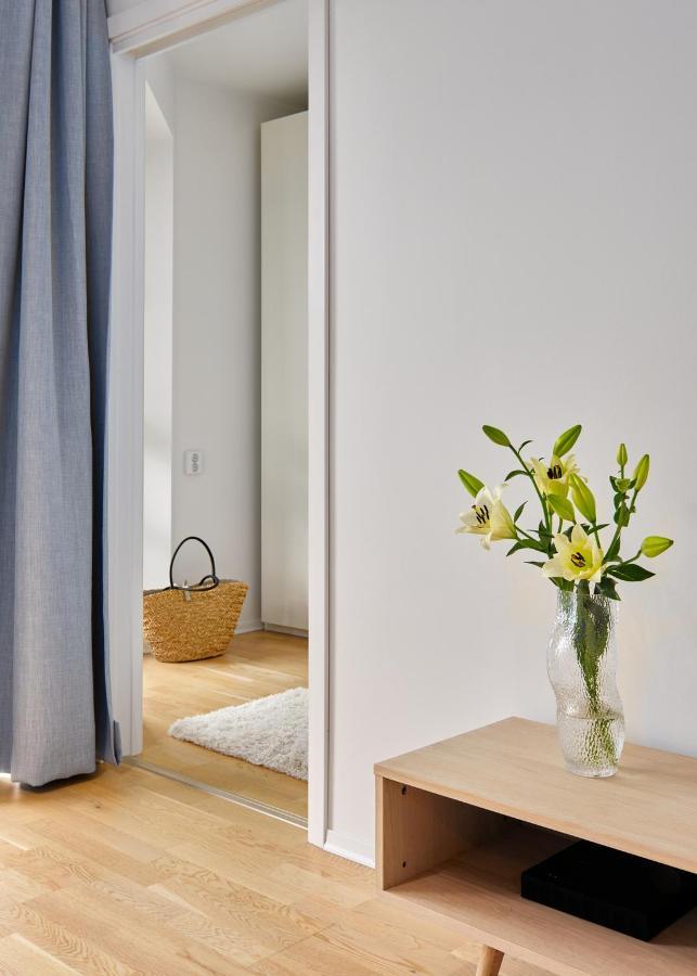 Stylish 2-br Retreat In Heart Of Vibrant Lägenhet *