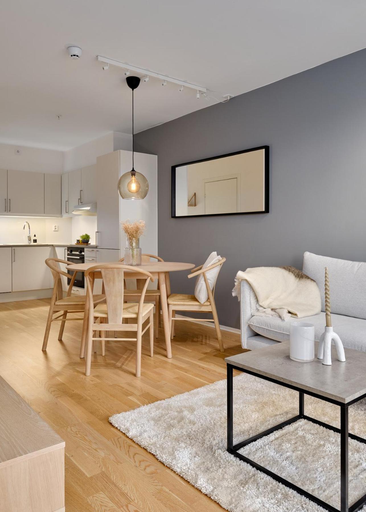 Stylish 2-br Retreat In Heart Of Vibrant Lägenhet *