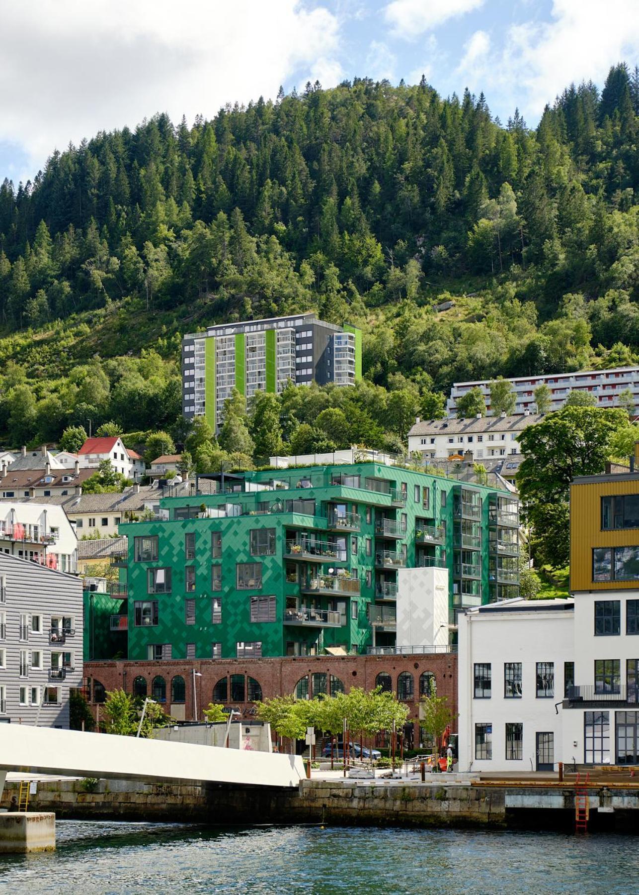 Stylish 2-br Retreat In Heart Of Vibrant Lägenhet